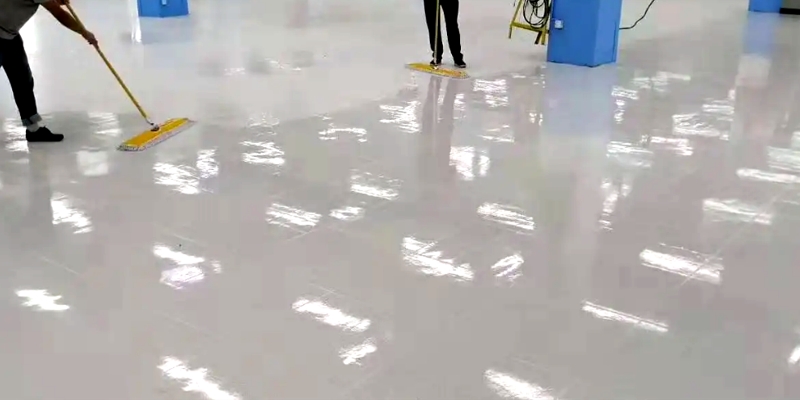 古い塗膜を剥がして床を掃除する方法